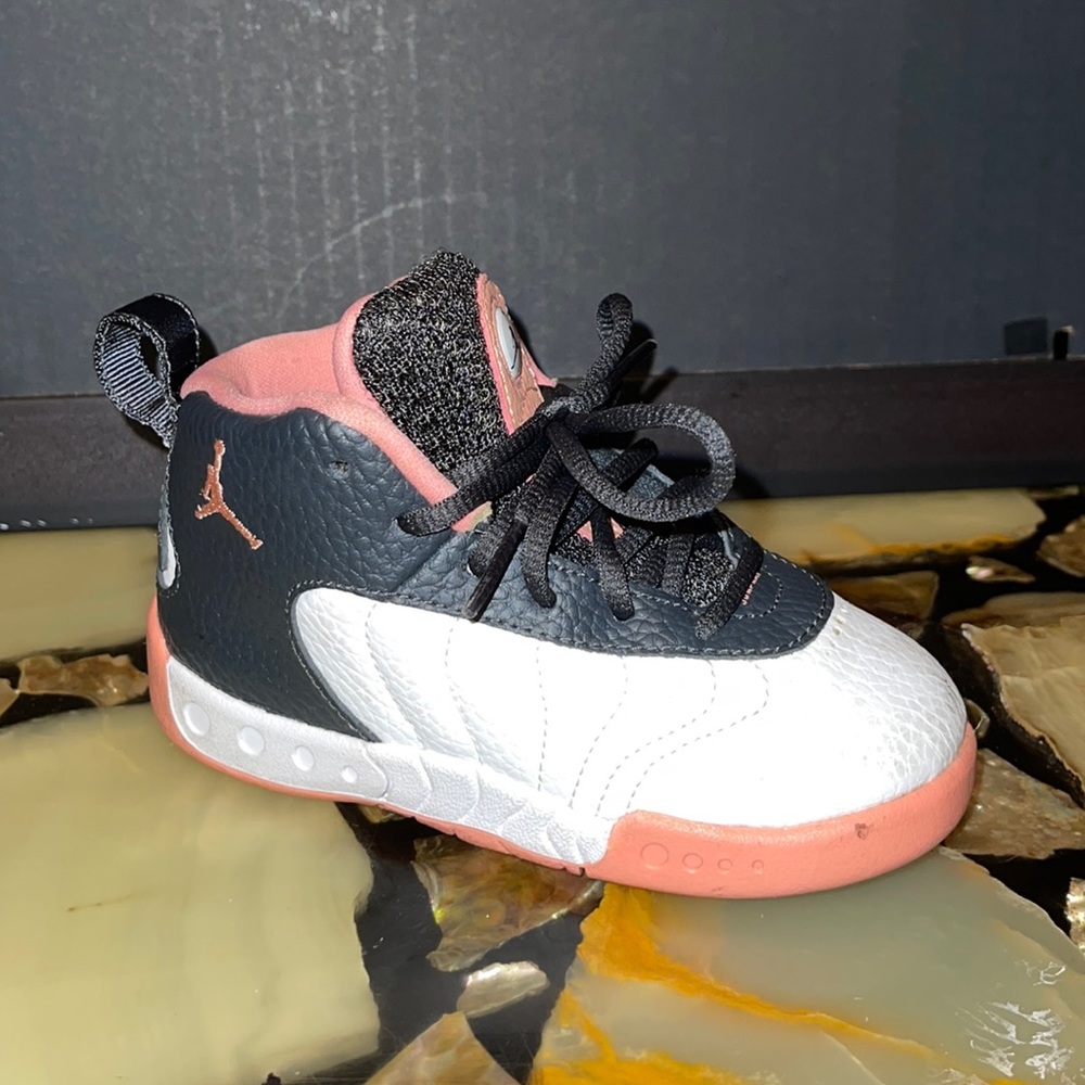 Kids Jordan shoes slightly worn just need to be cleaned I send allshoessanitized